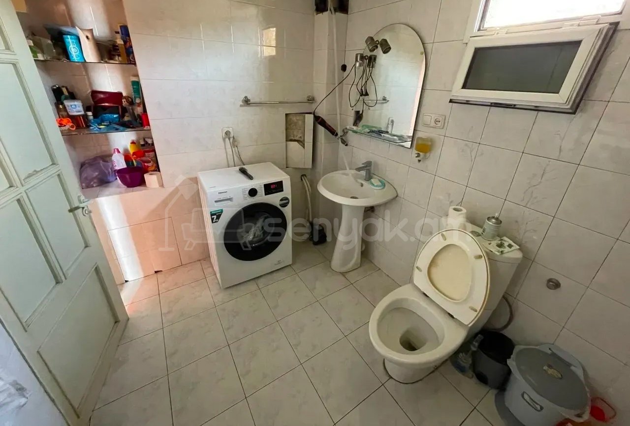 3 Սենյականոց Բնակարան Քարե Շենքում, 100քմ, 2/5 հարկ, Նորմալ Վիճակում, Կահավորված
