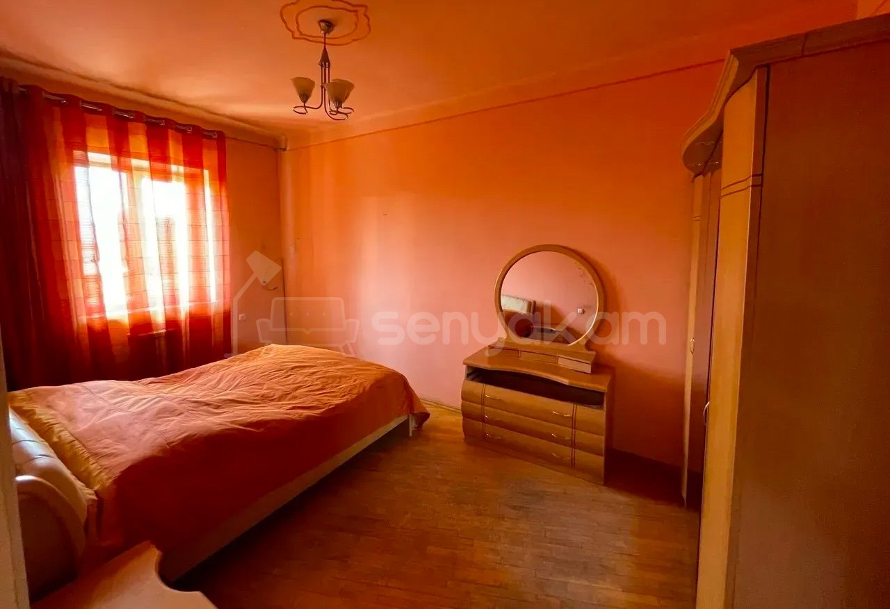 3 Սենյականոց Բնակարան Քարե Շենքում, 100քմ, 2/5 հարկ, Նորմալ Վիճակում, Կահավորված