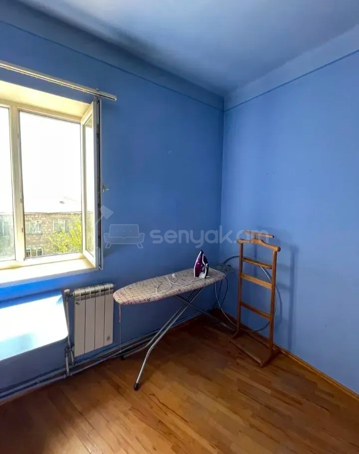 3 Սենյականոց Բնակարան Քարե Շենքում, 100քմ, 2/5 հարկ, Նորմալ Վիճակում, Կահավորված