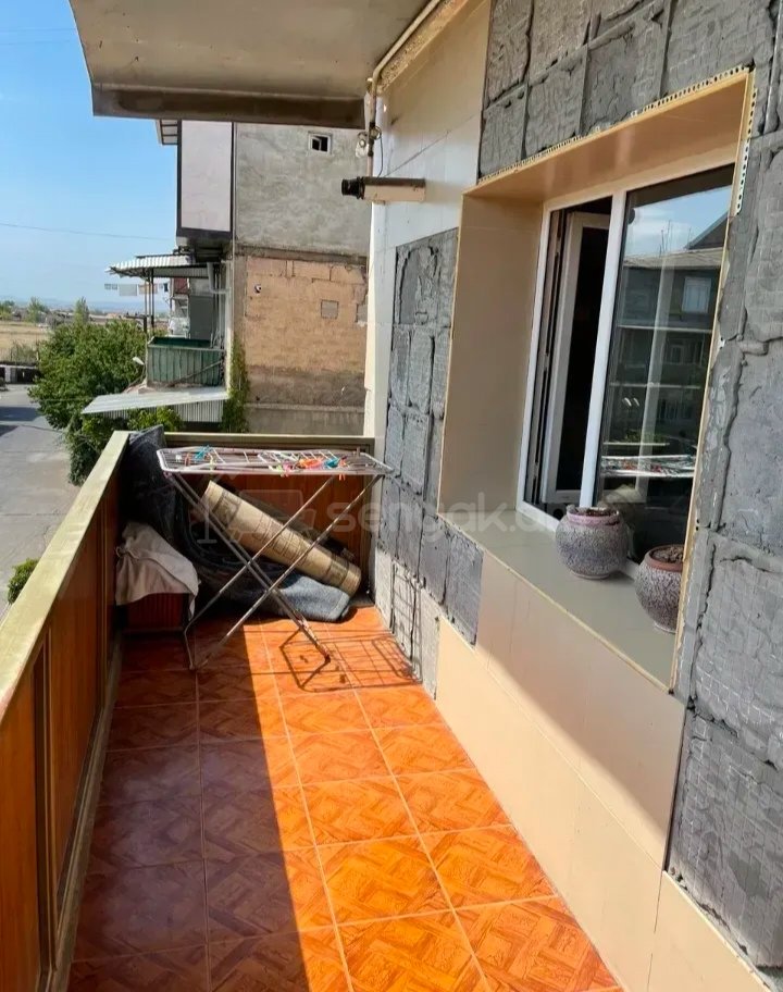 3 Սենյականոց Բնակարան Քարե Շենքում, 100քմ, 2/5 հարկ, Նորմալ Վիճակում, Կահավորված