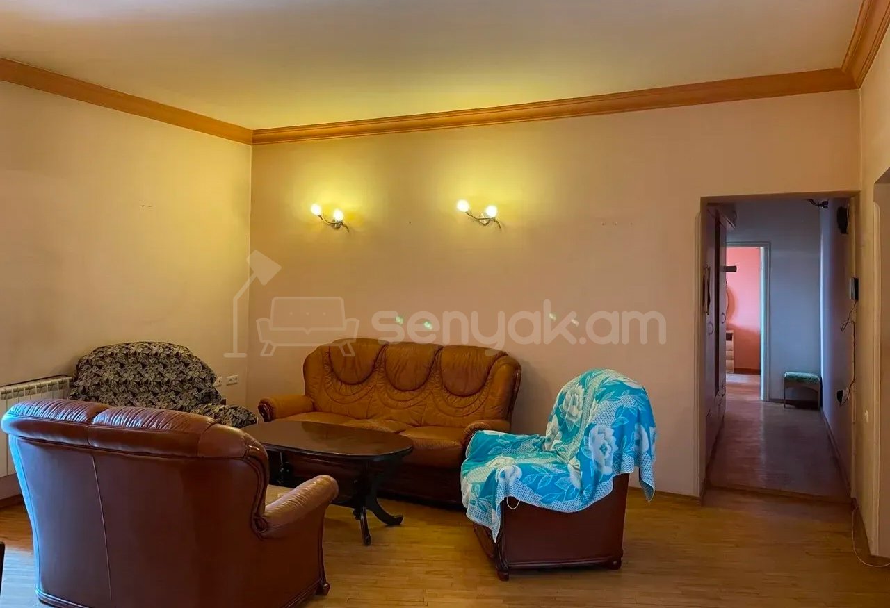3 Սենյականոց Բնակարան Քարե Շենքում, 100քմ, 2/5 հարկ, Նորմալ Վիճակում, Կահավորված