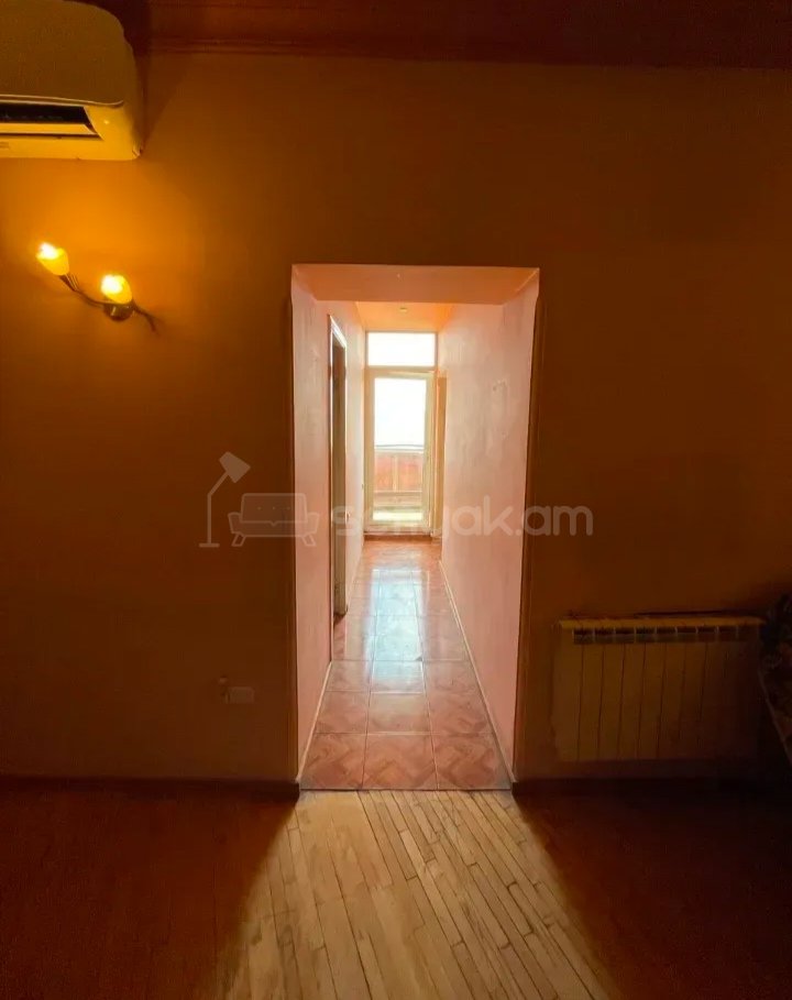 3 Սենյականոց Բնակարան Քարե Շենքում, 100քմ, 2/5 հարկ, Նորմալ Վիճակում, Կահավորված
