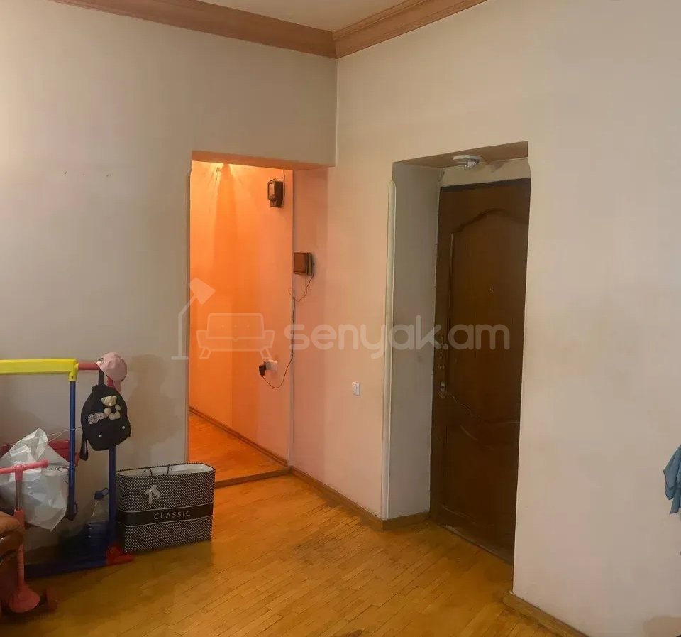 3 Սենյականոց Բնակարան Քարե Շենքում, 100քմ, 2/5 հարկ, Նորմալ Վիճակում, Կահավորված