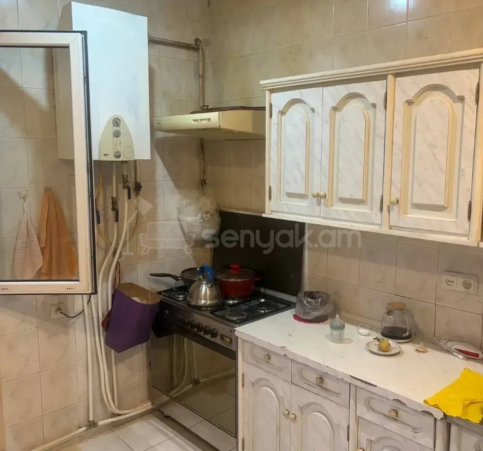 3 Սենյականոց Բնակարան Քարե Շենքում, 100քմ, 2/5 հարկ, Նորմալ Վիճակում, Կահավորված