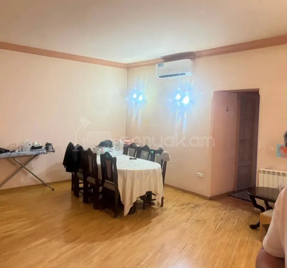 3 Սենյականոց Բնակարան Քարե Շենքում, 100քմ, 2/5 հարկ, Նորմալ Վիճակում, Կահավորված