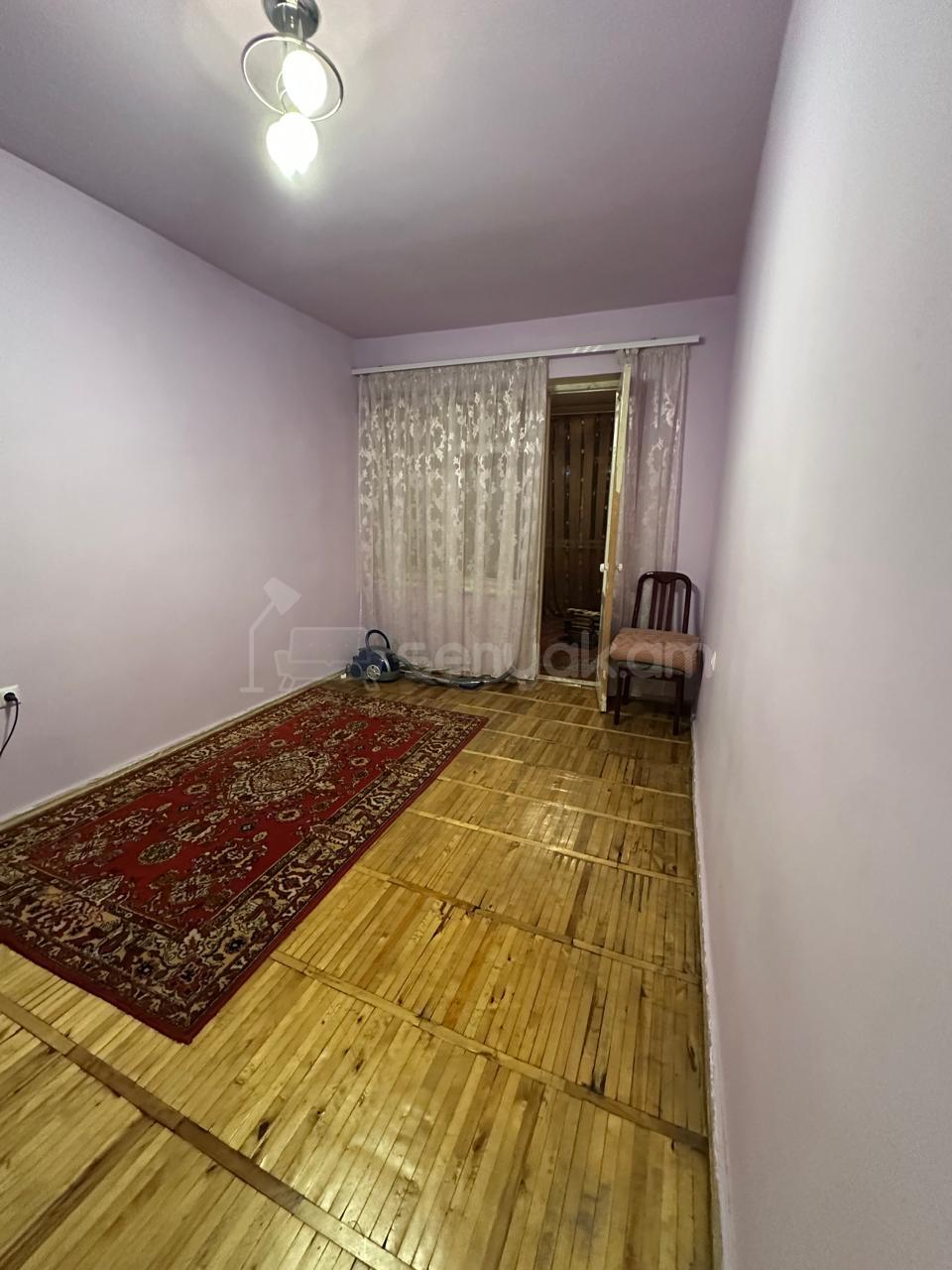 5 Սենյականոց Բնակարան Քարե Շենքում, 105քմ, 2/5 հարկ, Նորմալ Վիճակում, Կահավորված