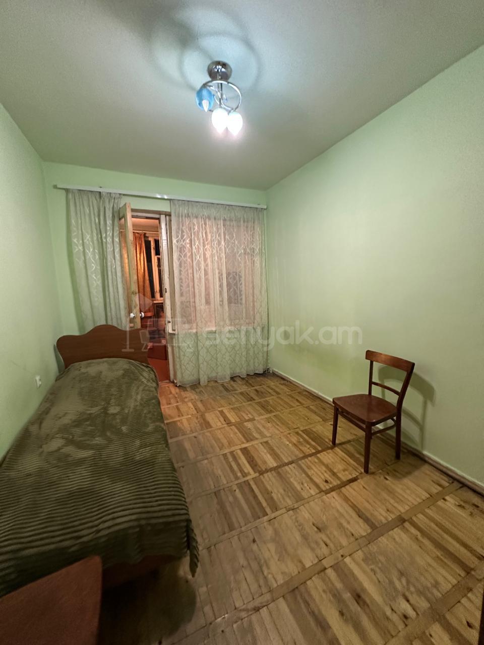 5 Սենյականոց Բնակարան Քարե Շենքում, 105քմ, 2/5 հարկ, Նորմալ Վիճակում, Կահավորված
