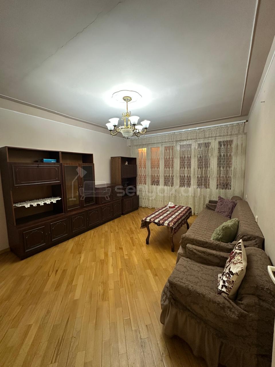 5 Սենյականոց Բնակարան Քարե Շենքում, 105քմ, 2/5 հարկ, Նորմալ Վիճակում, Կահավորված