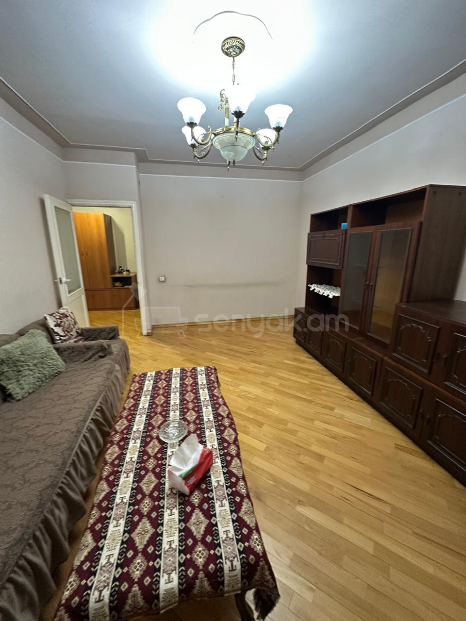 5 Սենյականոց Բնակարան Քարե Շենքում, 105քմ, 2/5 հարկ, Նորմալ Վիճակում, Կահավորված