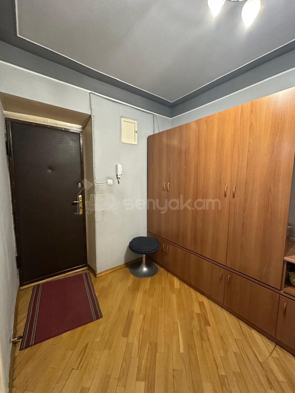 5 Սենյականոց Բնակարան Քարե Շենքում, 105քմ, 2/5 հարկ, Նորմալ Վիճակում, Կահավորված