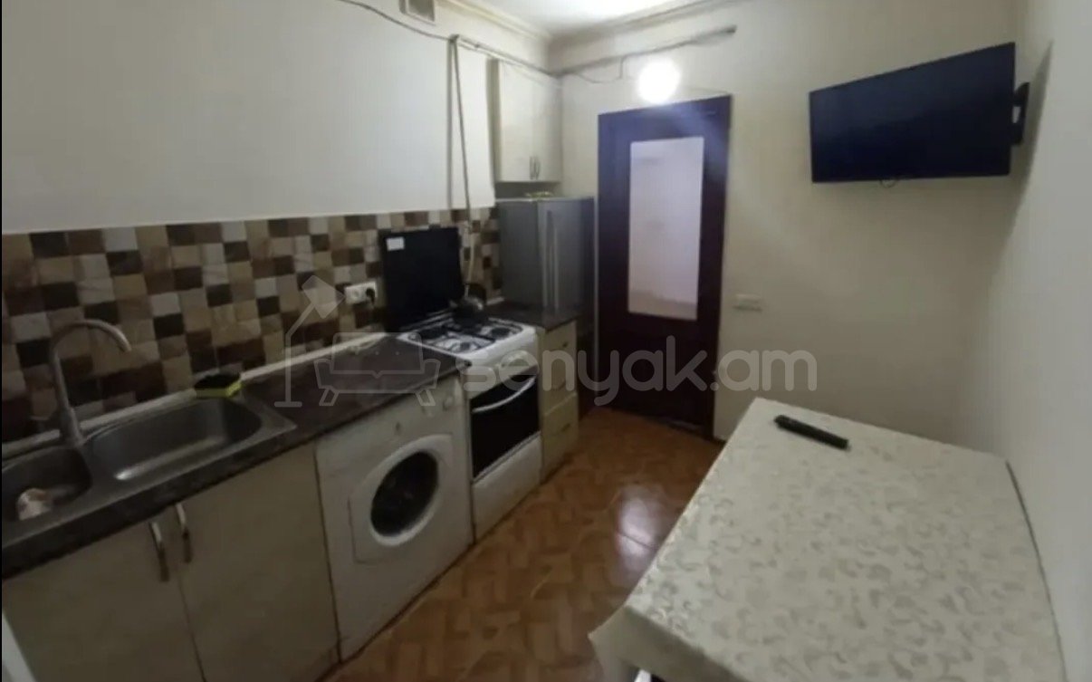 3 Սենյականոց Բնակարան Քարե Շենքում, 46քմ, 1/8 հարկ, Կապիտալ Վերանորոգված