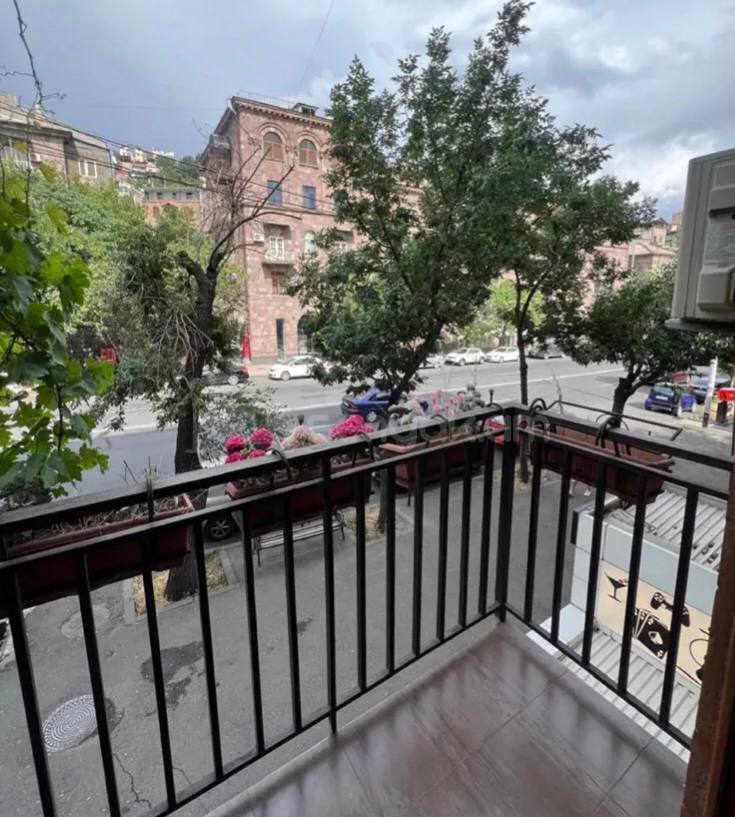 2 Սենյականոց Բնակարան Քարե Շենքում, 45քմ, 2/5 հարկ, Կոսմետիկ Վերանորոգված, Կահավորված