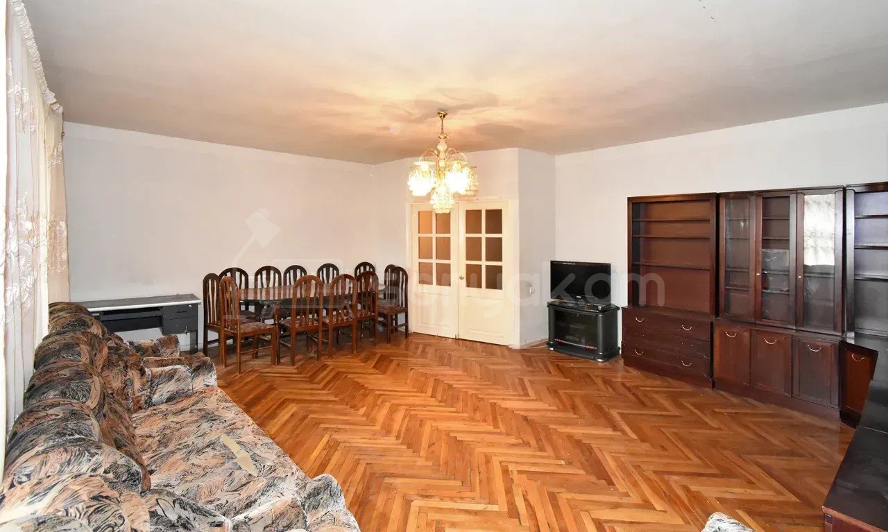 4 Սենյականոց Բնակարան Քարե Շենքում, 105քմ, 5/5 հարկ, Նորմալ Վիճակում
