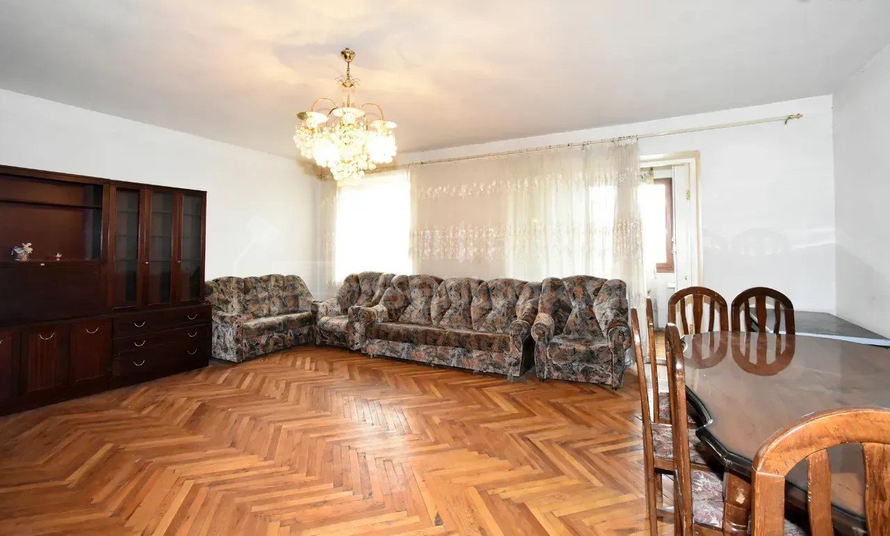 4 Սենյականոց Բնակարան Քարե Շենքում, 105քմ, 5/5 հարկ, Նորմալ Վիճակում