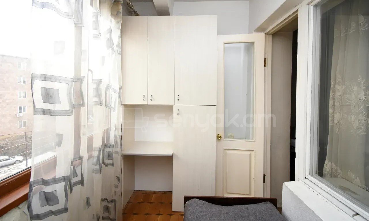 4 Սենյականոց Բնակարան Քարե Շենքում, 105քմ, 5/5 հարկ, Նորմալ Վիճակում