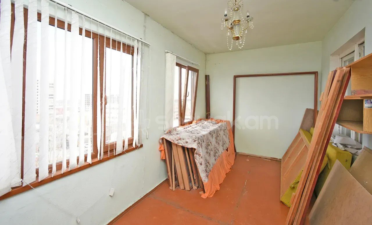 4 Սենյականոց Բնակարան Քարե Շենքում, 105քմ, 5/5 հարկ, Նորմալ Վիճակում