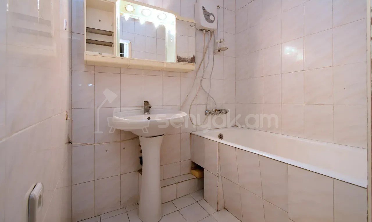 4 Սենյականոց Բնակարան Քարե Շենքում, 105քմ, 5/5 հարկ, Նորմալ Վիճակում