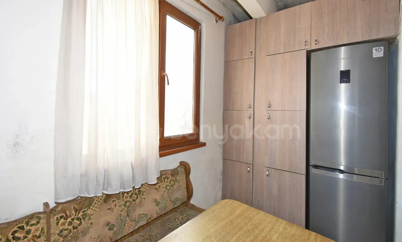 4 Սենյականոց Բնակարան Քարե Շենքում, 105քմ, 5/5 հարկ, Նորմալ Վիճակում
