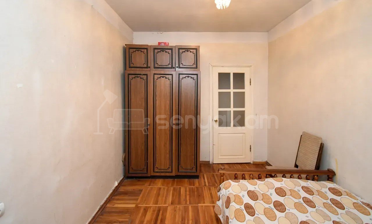 4 Սենյականոց Բնակարան Քարե Շենքում, 105քմ, 5/5 հարկ, Նորմալ Վիճակում