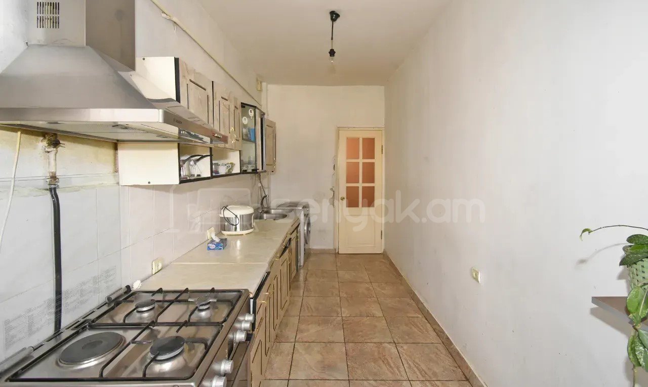 4 Սենյականոց Բնակարան Քարե Շենքում, 105քմ, 5/5 հարկ, Նորմալ Վիճակում