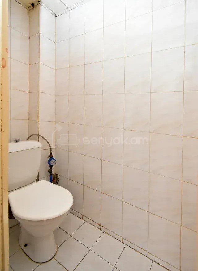 4 Սենյականոց Բնակարան Քարե Շենքում, 105քմ, 5/5 հարկ, Նորմալ Վիճակում