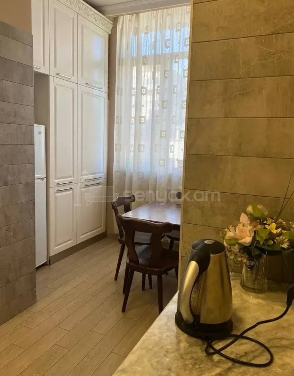 3 Սենյականոց Բնակարան Քարե Շենքում, 72քմ, 4/5 հարկ, Կապիտալ Վերանորոգված, Կահավորված