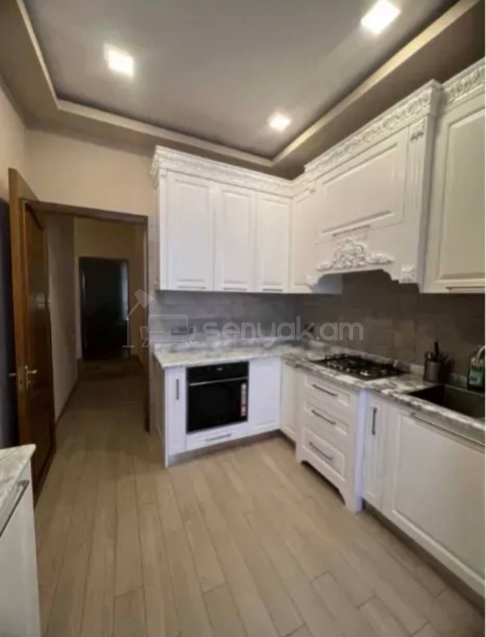 3 Սենյականոց Բնակարան Քարե Շենքում, 72քմ, 4/5 հարկ, Կապիտալ Վերանորոգված, Կահավորված