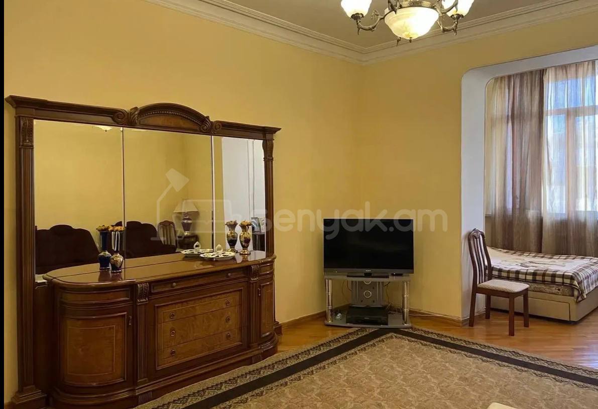 3 Սենյականոց Բնակարան Քարե Շենքում, 72քմ, 4/5 հարկ, Կապիտալ Վերանորոգված, Կահավորված