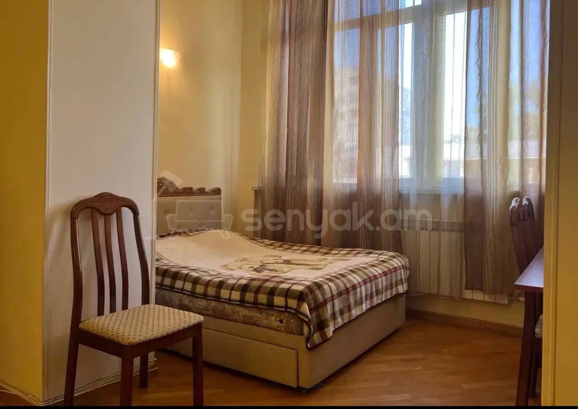 3 Սենյականոց Բնակարան Քարե Շենքում, 72քմ, 4/5 հարկ, Կապիտալ Վերանորոգված, Կահավորված