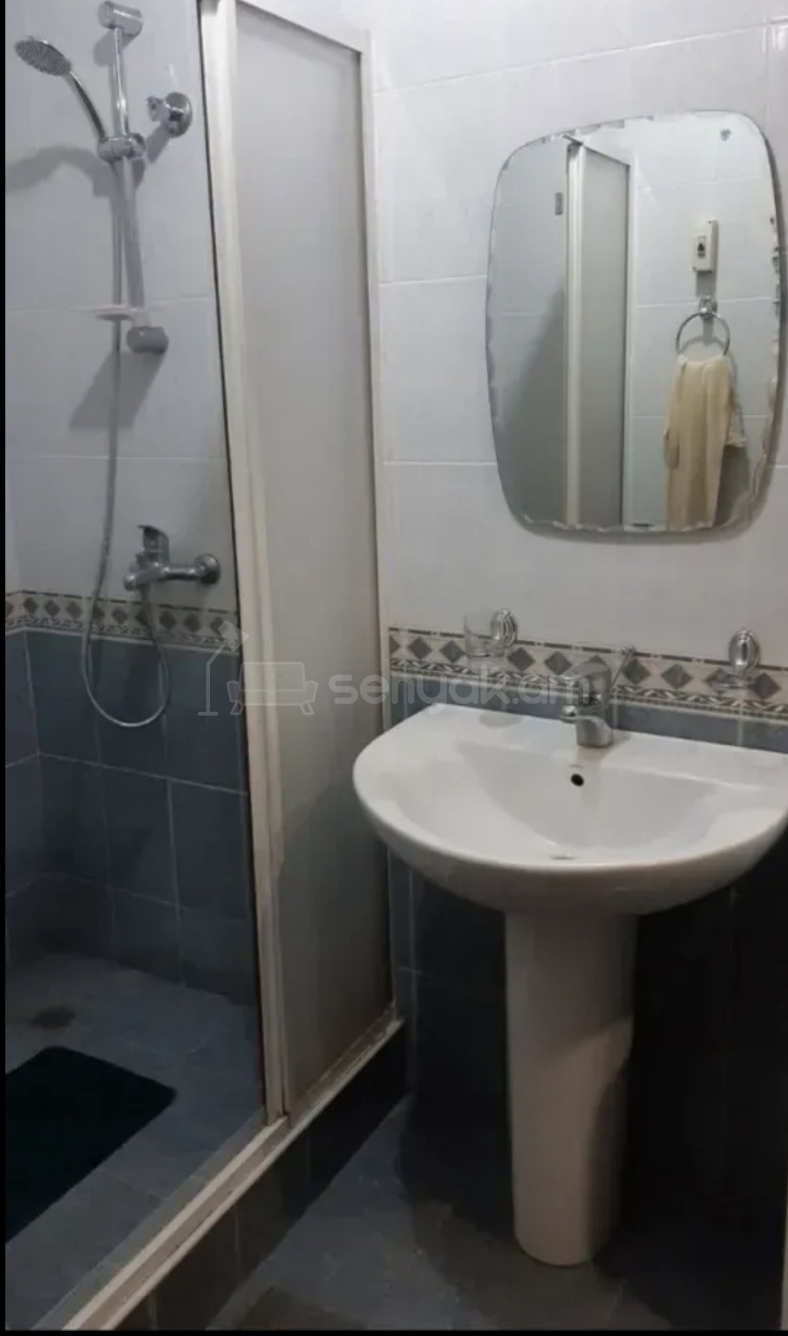 3 Սենյականոց Բնակարան Քարե Շենքում, 72քմ, 4/5 հարկ, Կապիտալ Վերանորոգված, Կահավորված