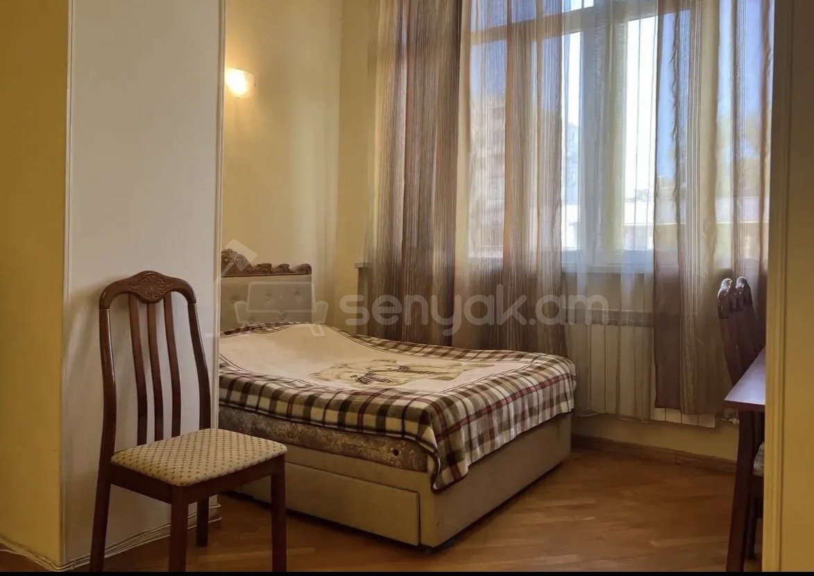 3 Սենյականոց Բնակարան Քարե Շենքում, 72քմ, 4/5 հարկ, Կապիտալ Վերանորոգված, Կահավորված