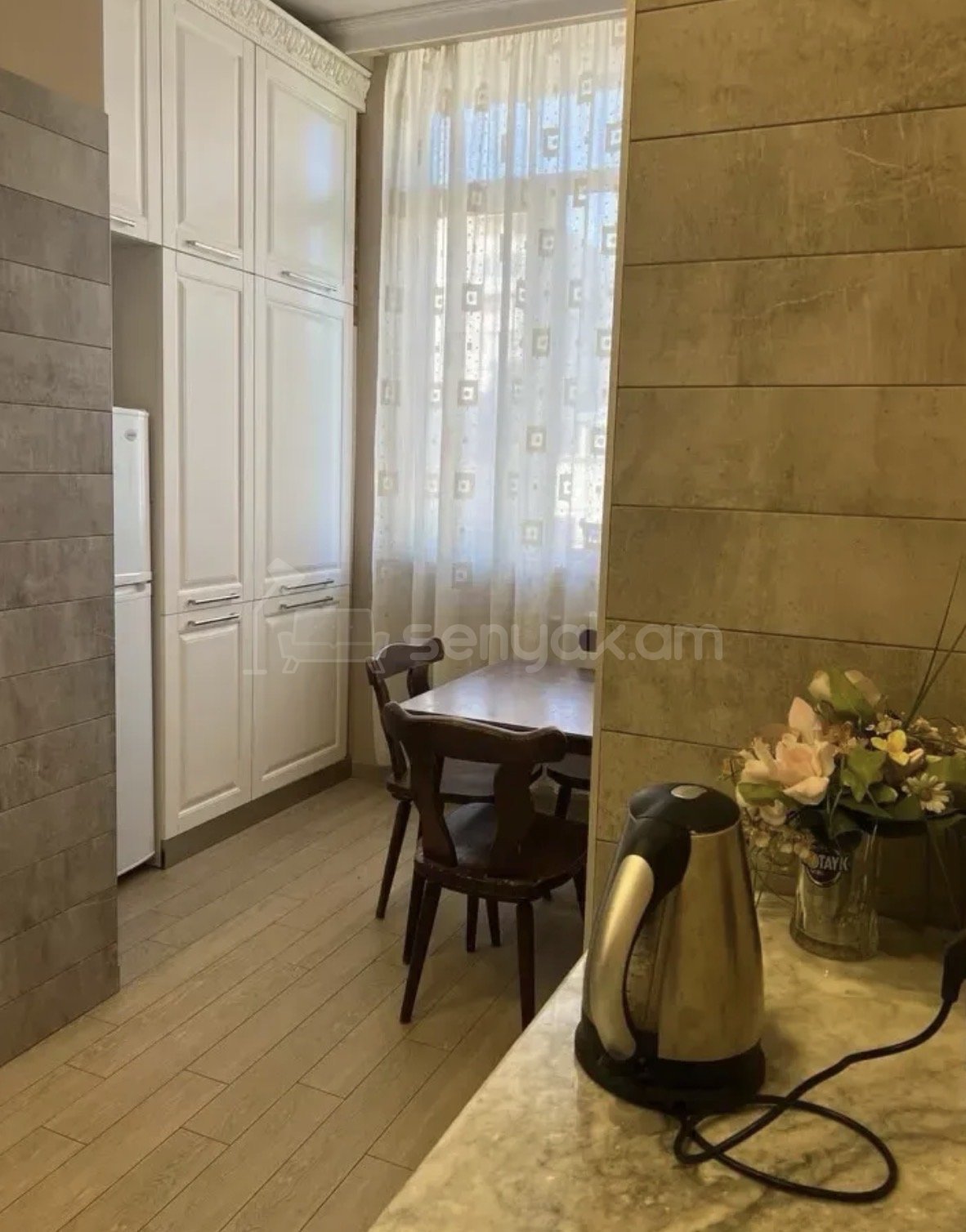 3 Սենյականոց Բնակարան Քարե Շենքում, 72քմ, 4/5 հարկ, Կապիտալ Վերանորոգված, Կահավորված