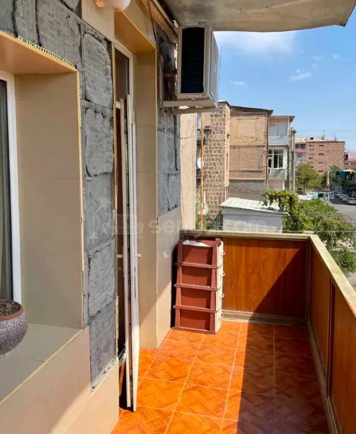 3 Սենյականոց Բնակարան Քարե Շենքում, 100քմ, 3/4 հարկ, Կոսմետիկ Վերանորոգված, Կահավորված