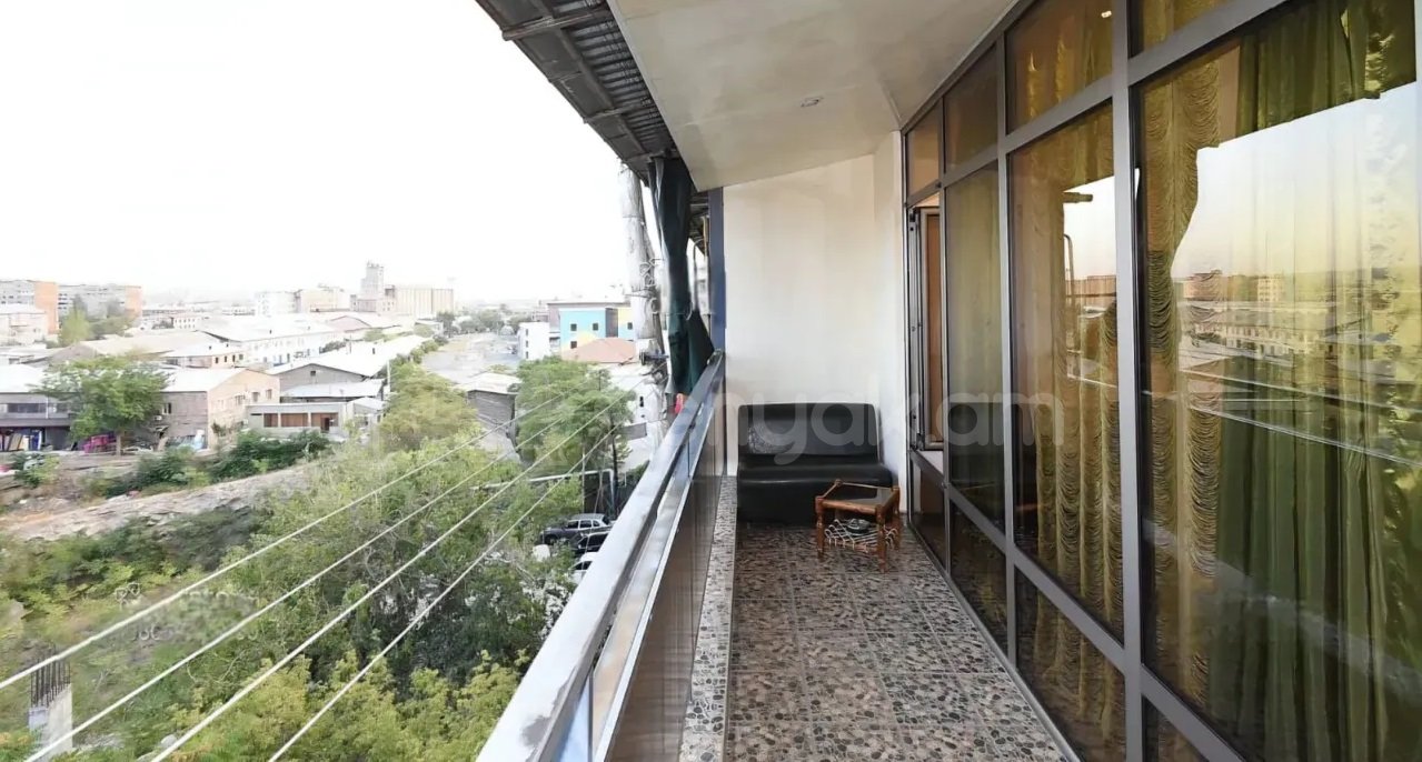 3 Սենյականոց Բնակարան Քարե Շենքում, 94քմ, 5/5 հարկ, Կապիտալ Վերանորոգված