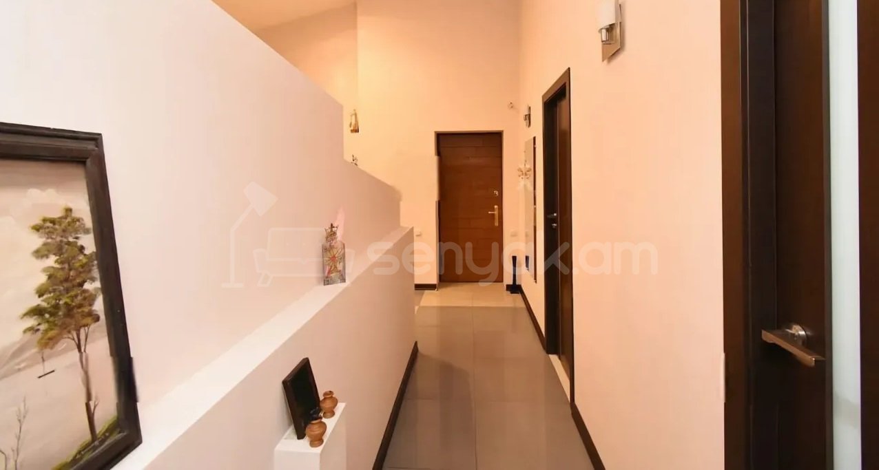 3 Սենյականոց Բնակարան Քարե Շենքում, 94քմ, 5/5 հարկ, Կապիտալ Վերանորոգված