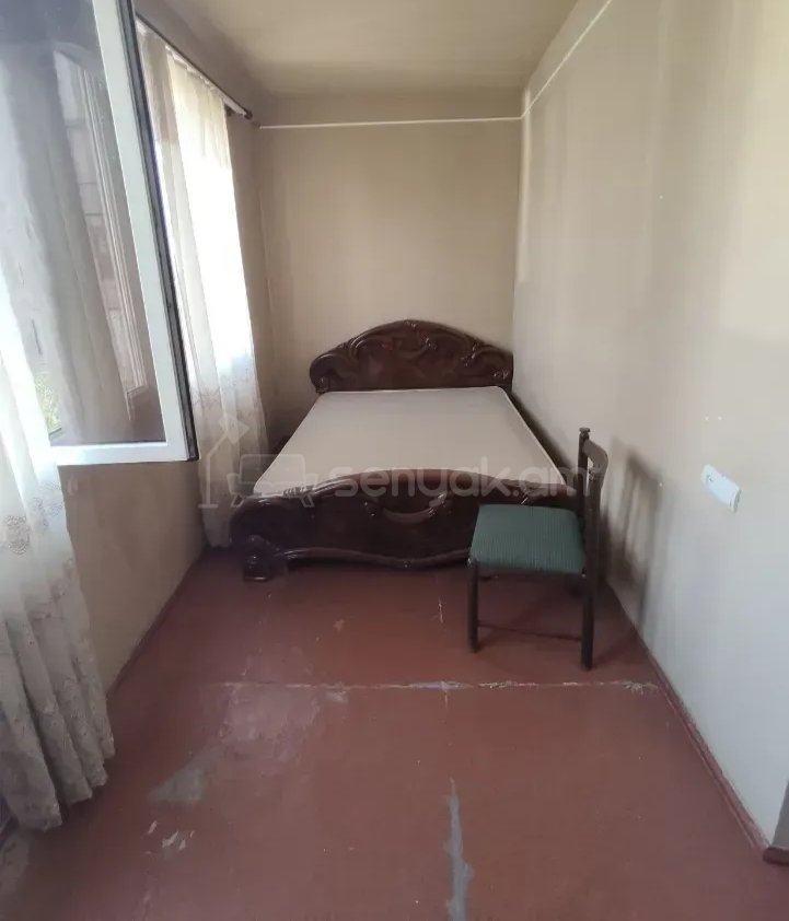 1 Սենյականոց Բնակարան Քարե Շենքում, 45քմ, 4/5 հարկ, Նորմալ Վիճակում, Կահավորված, Արևկող