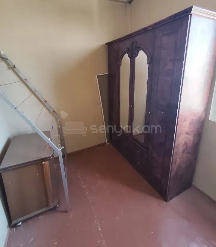 1 Սենյականոց Բնակարան Քարե Շենքում, 45քմ, 4/5 հարկ, Նորմալ Վիճակում, Կահավորված, Արևկող