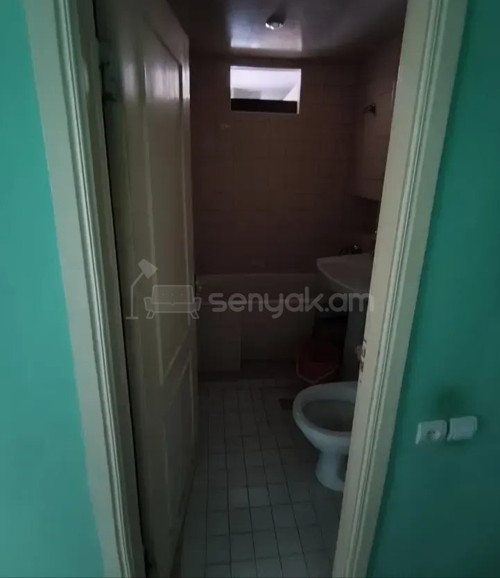 1 Սենյականոց Բնակարան Քարե Շենքում, 45քմ, 4/5 հարկ, Նորմալ Վիճակում, Կահավորված, Արևկող