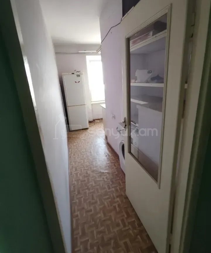 1 Սենյականոց Բնակարան Քարե Շենքում, 45քմ, 4/5 հարկ, Նորմալ Վիճակում, Կահավորված, Արևկող