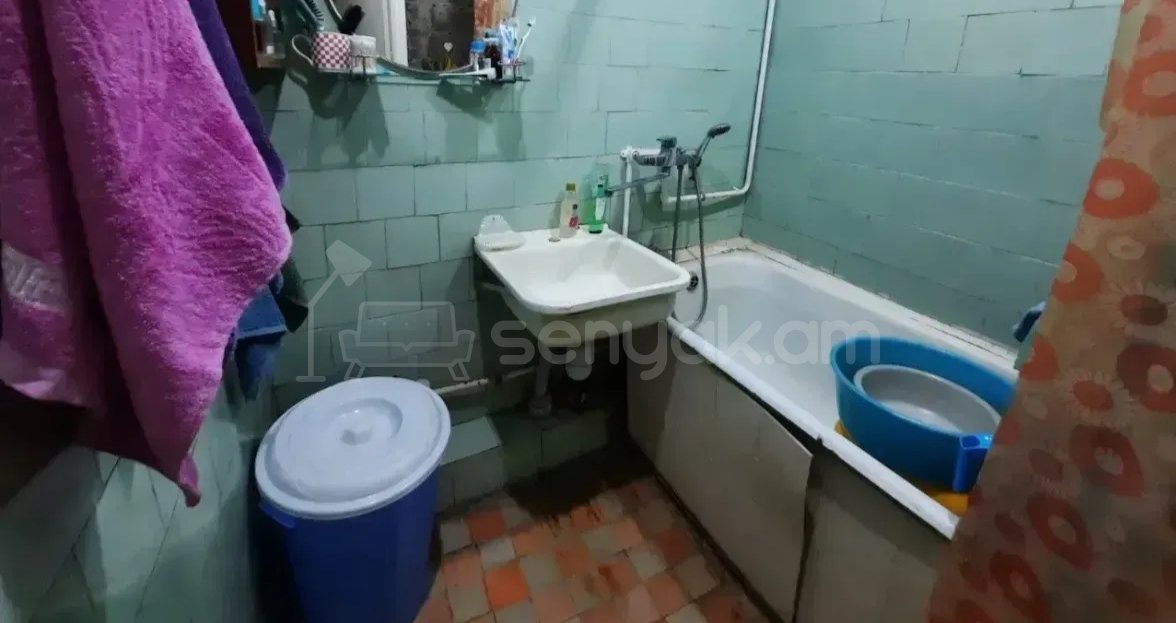 3 Սենյականոց Բնակարան Քարե Շենքում, 78քմ, 3/5 հարկ, Նորմալ Վիճակում, Կահավորված