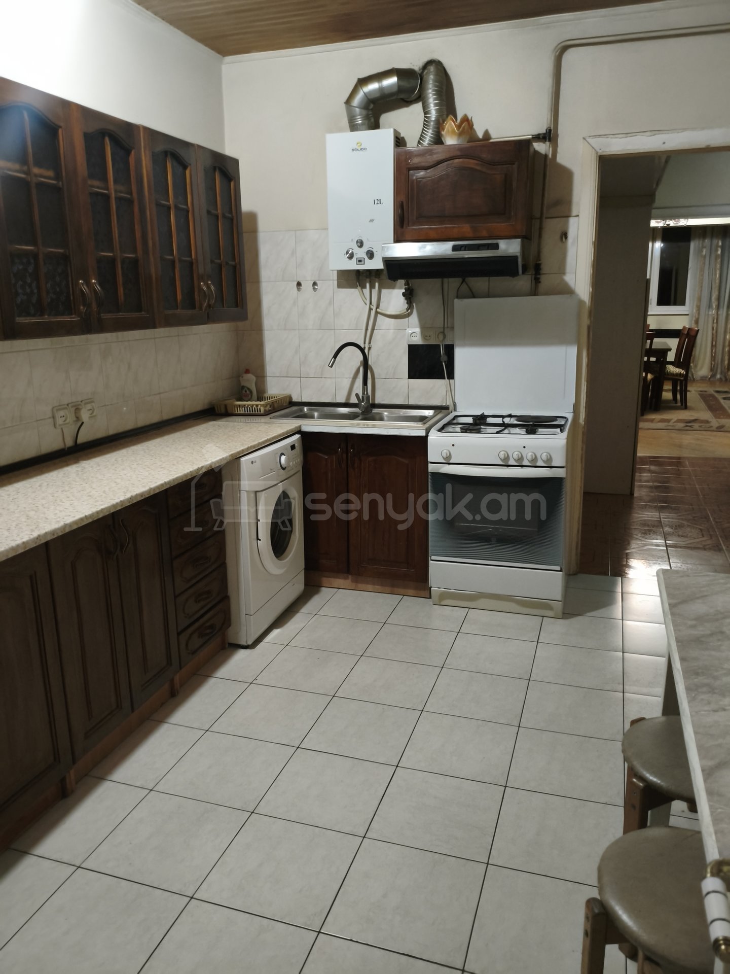 3 Սենյականոց Բնակարան Քարե Շենքում, 82քմ, 3/5 հարկ, Նորմալ Վիճակում, Կահավորված