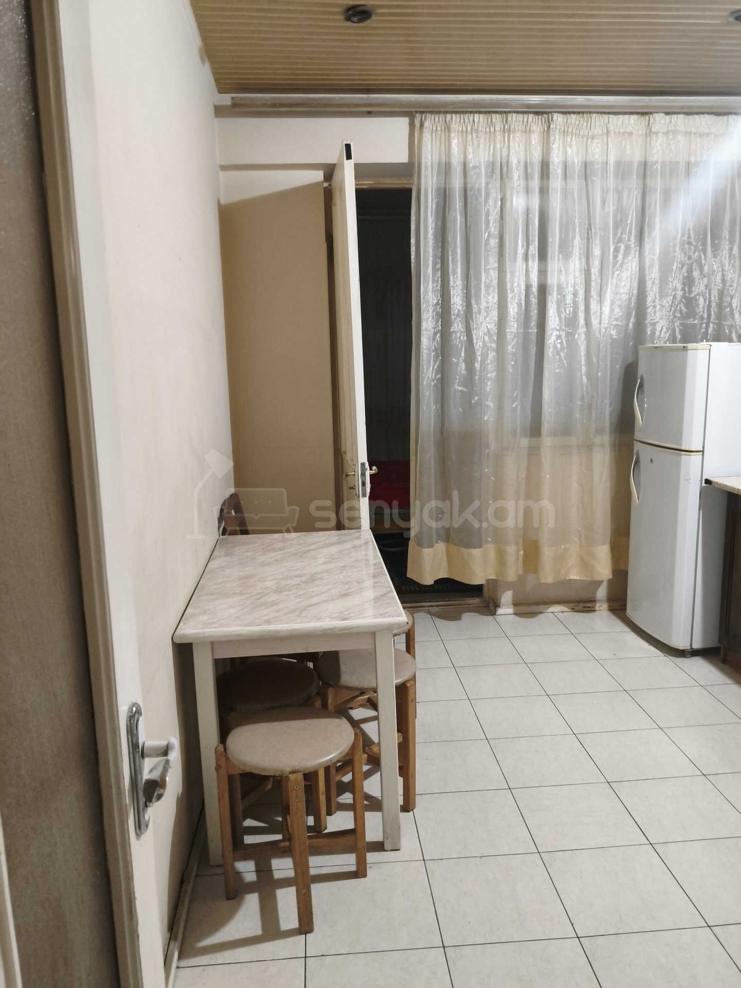 3 Սենյականոց Բնակարան Քարե Շենքում, 82քմ, 3/5 հարկ, Նորմալ Վիճակում, Կահավորված