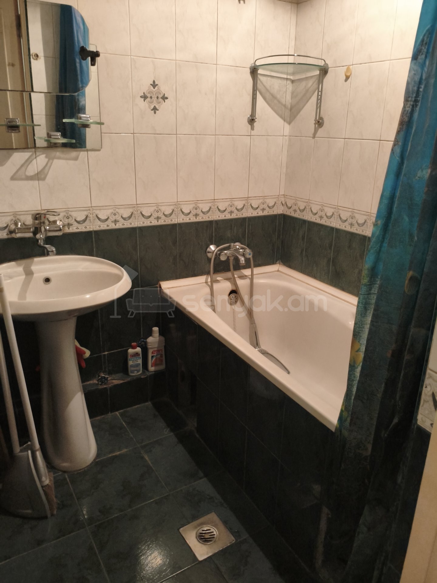3 Սենյականոց Բնակարան Քարե Շենքում, 82քմ, 3/5 հարկ, Նորմալ Վիճակում, Կահավորված