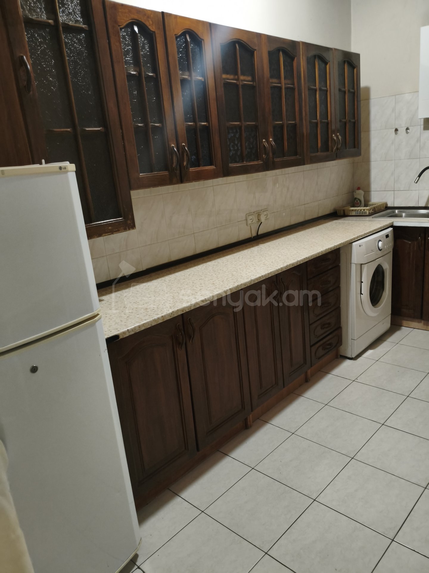 3 Սենյականոց Բնակարան Քարե Շենքում, 82քմ, 3/5 հարկ, Նորմալ Վիճակում, Կահավորված