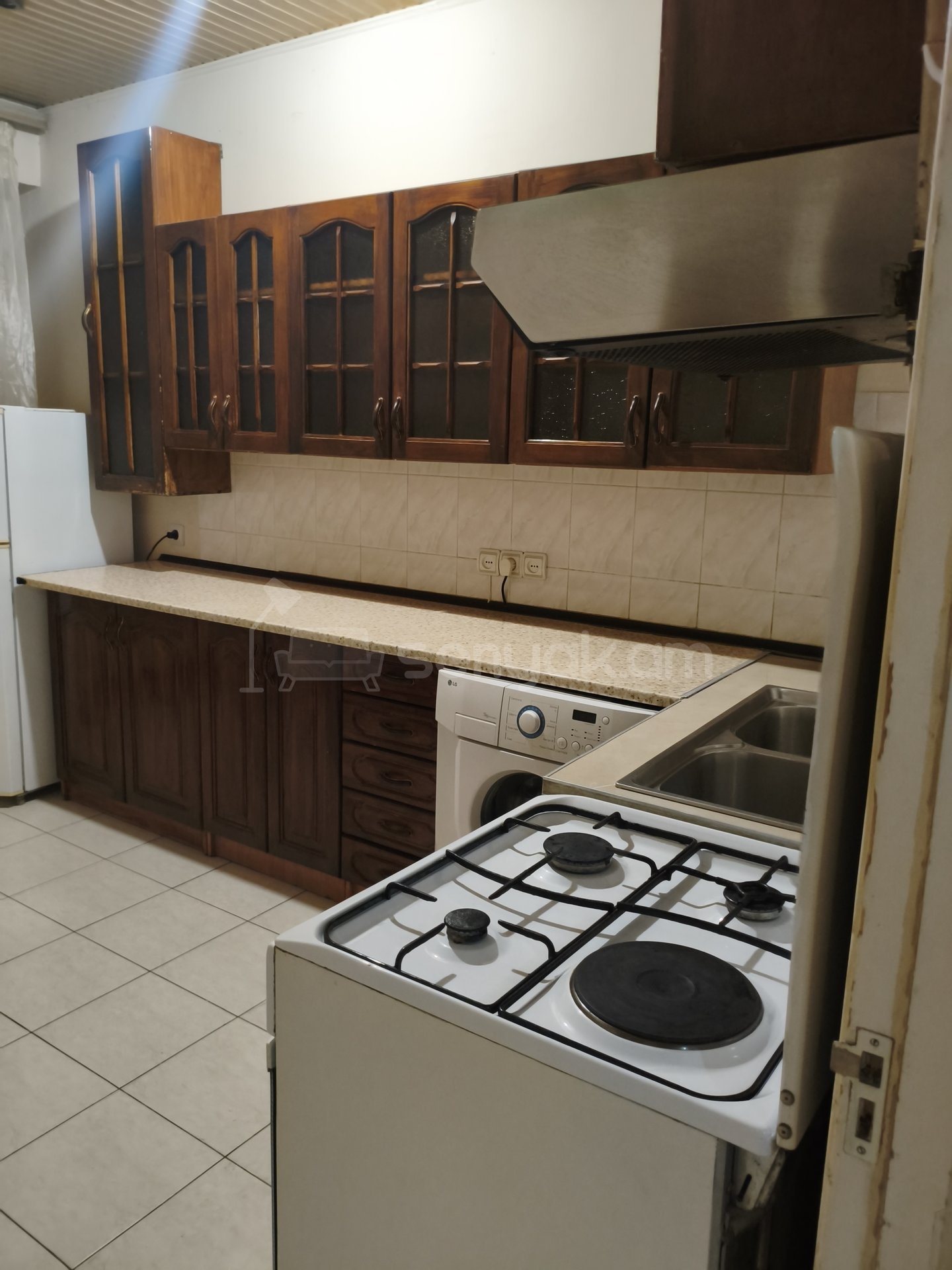 3 Սենյականոց Բնակարան Քարե Շենքում, 82քմ, 3/5 հարկ, Նորմալ Վիճակում, Կահավորված