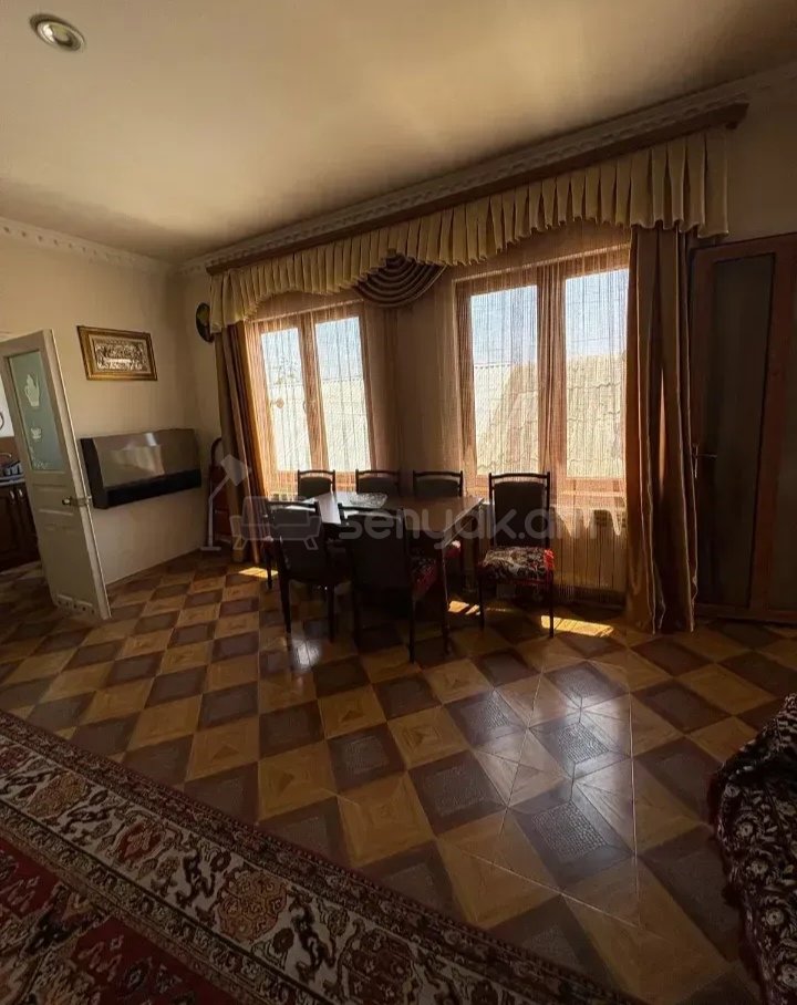 3 Սենյականոց Բնակարան Քարե Շենքում, 100քմ, 2/2 հարկ, Նորմալ Վիճակում, Կահավորված