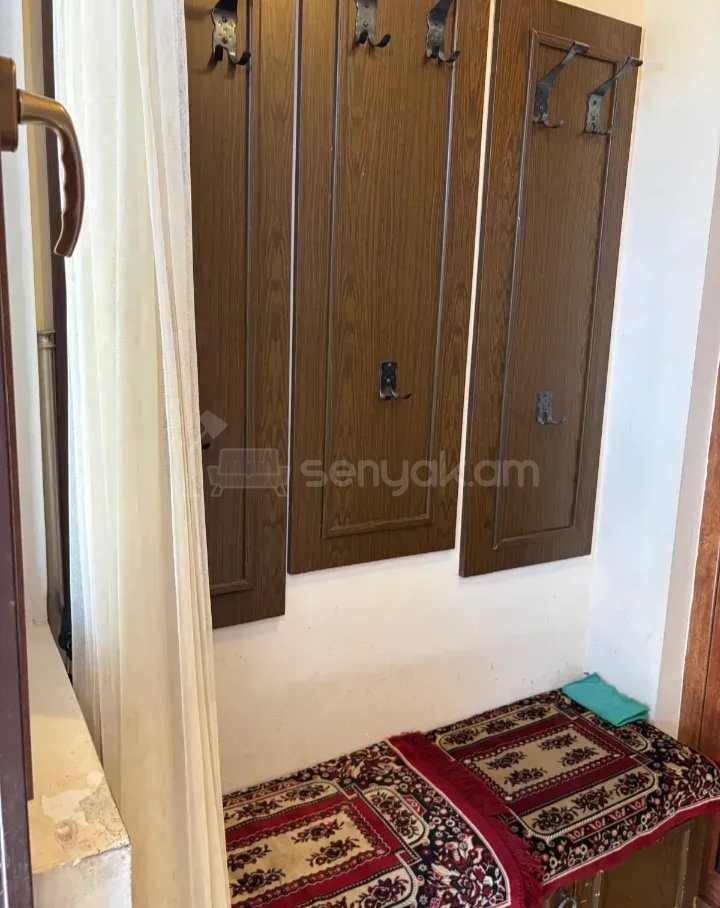 3 Սենյականոց Բնակարան Քարե Շենքում, 100քմ, 2/2 հարկ, Նորմալ Վիճակում, Կահավորված