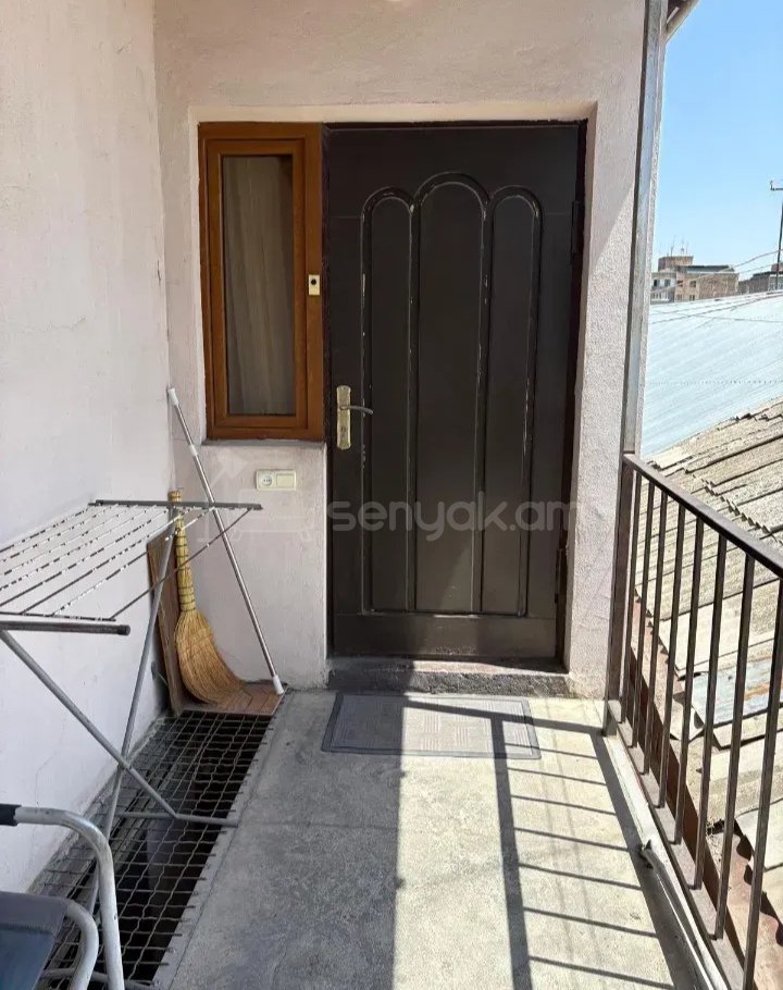3 Սենյականոց Բնակարան Քարե Շենքում, 100քմ, 2/2 հարկ, Նորմալ Վիճակում, Կահավորված