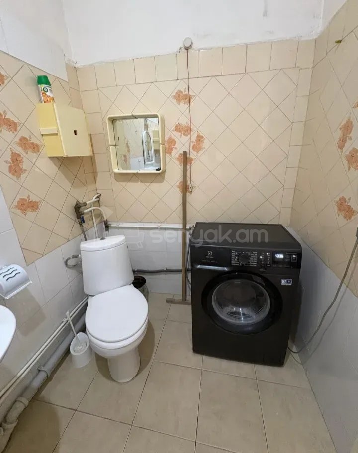 3 Սենյականոց Բնակարան Քարե Շենքում, 100քմ, 2/2 հարկ, Նորմալ Վիճակում, Կահավորված