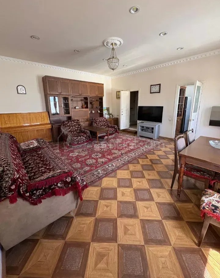 3 Սենյականոց Բնակարան Քարե Շենքում, 100քմ, 2/2 հարկ, Նորմալ Վիճակում, Կահավորված